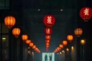 《深夜面包房》暖光下的柜台与面包陈列
