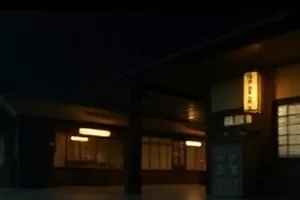《雨中的站台》雨幕下站台长椅的空镜