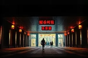 《南方小调》老式收音机与桌面谱纸的静物